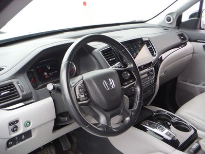 2019 Honda Pilot Touring w/Rear Captain's Chairs