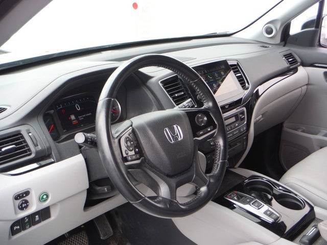 2019 Honda Pilot Touring w/Rear Captain's Chairs