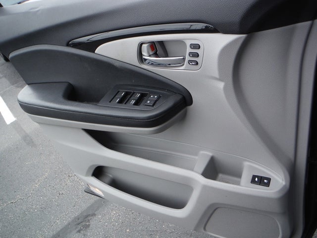 2019 Honda Pilot Touring w/Rear Captain's Chairs