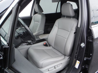 2019 Honda Pilot Touring w/Rear Captain's Chairs