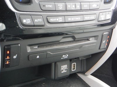 2019 Honda Pilot Touring w/Rear Captain's Chairs