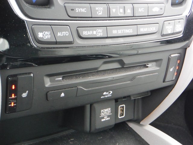 2019 Honda Pilot Touring w/Rear Captain's Chairs