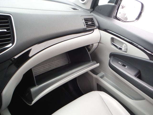 2019 Honda Pilot Touring w/Rear Captain's Chairs