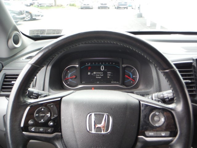 2019 Honda Pilot Touring w/Rear Captain's Chairs