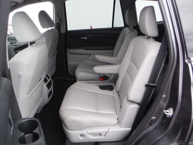 2019 Honda Pilot Touring w/Rear Captain's Chairs