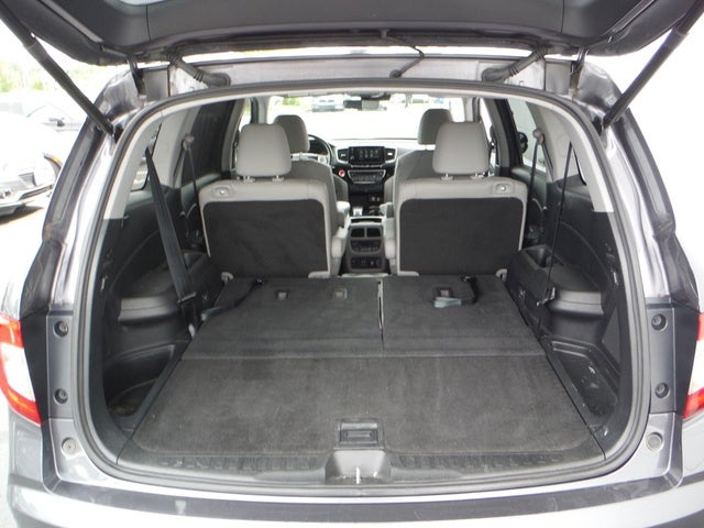 2019 Honda Pilot Touring w/Rear Captain's Chairs