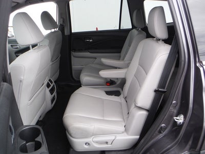 2019 Honda Pilot Touring w/Rear Captain's Chairs
