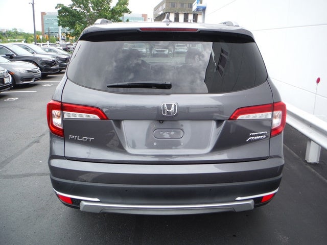 2019 Honda Pilot Touring w/Rear Captain's Chairs